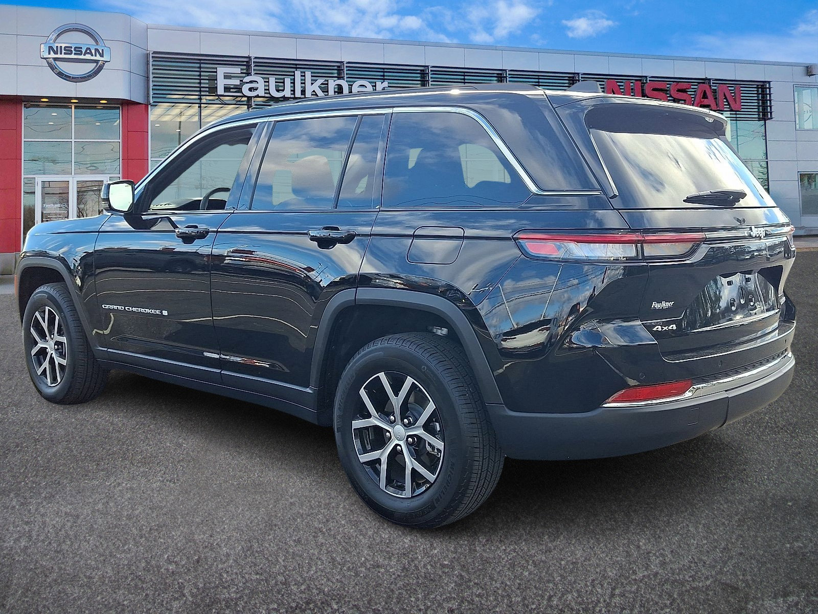 Used 2025 Jeep Grand Cherokee Limited w/ Trailer Tow Package image 4