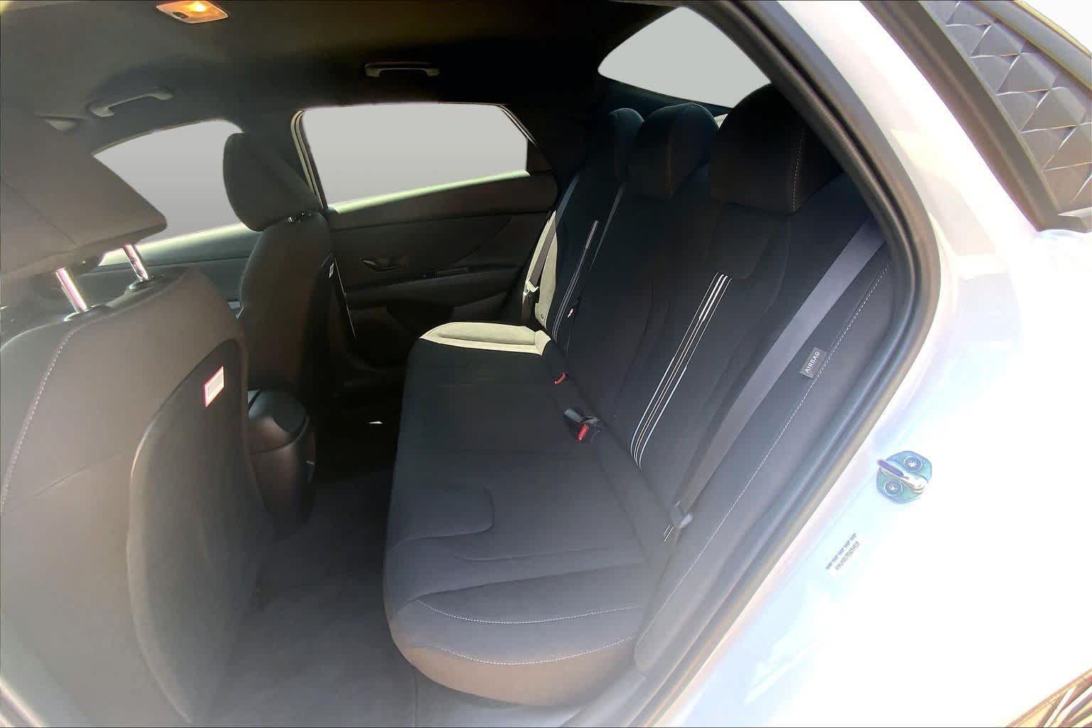 Used 2025 Hyundai Elantra SEL FWD image 21