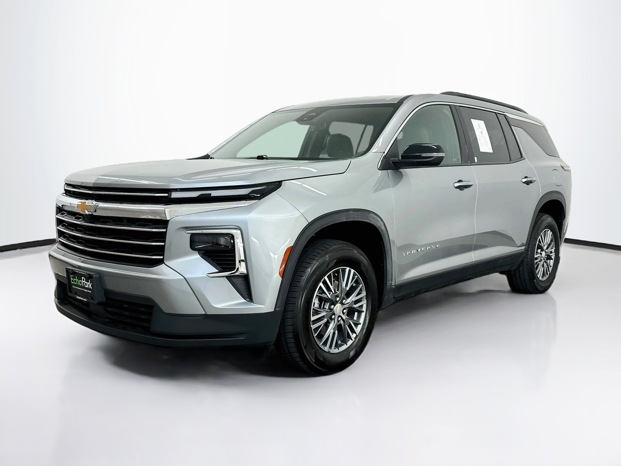 Used 2025 Chevrolet Traverse LT AWD/4WD image 3