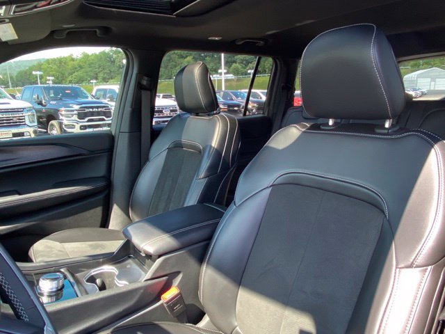 Used 2025 Jeep Grand Cherokee L Altitude AWD/4WD image 14