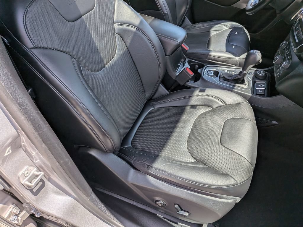Certified 2021 Jeep Cherokee Latitude Lux w/ Sun & Sound Group AWD/4WD image 27