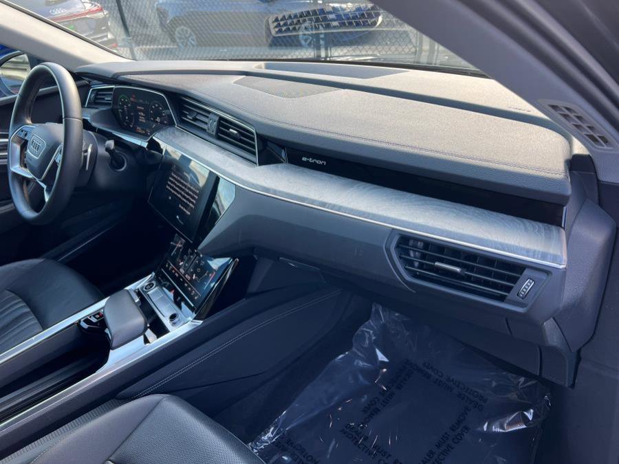 Used 2023 Audi e-tron Premium Plus w/ Premium Plus Package image 28