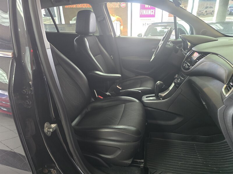 Used 2019 Chevrolet Trax LT w/ LT Convenience Package FWD image 14