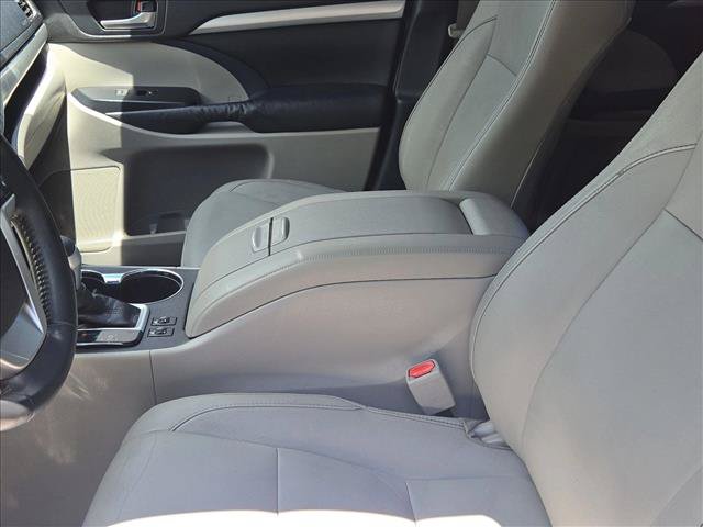 Used 2014 Toyota Highlander XLE AWD/4WD image 17