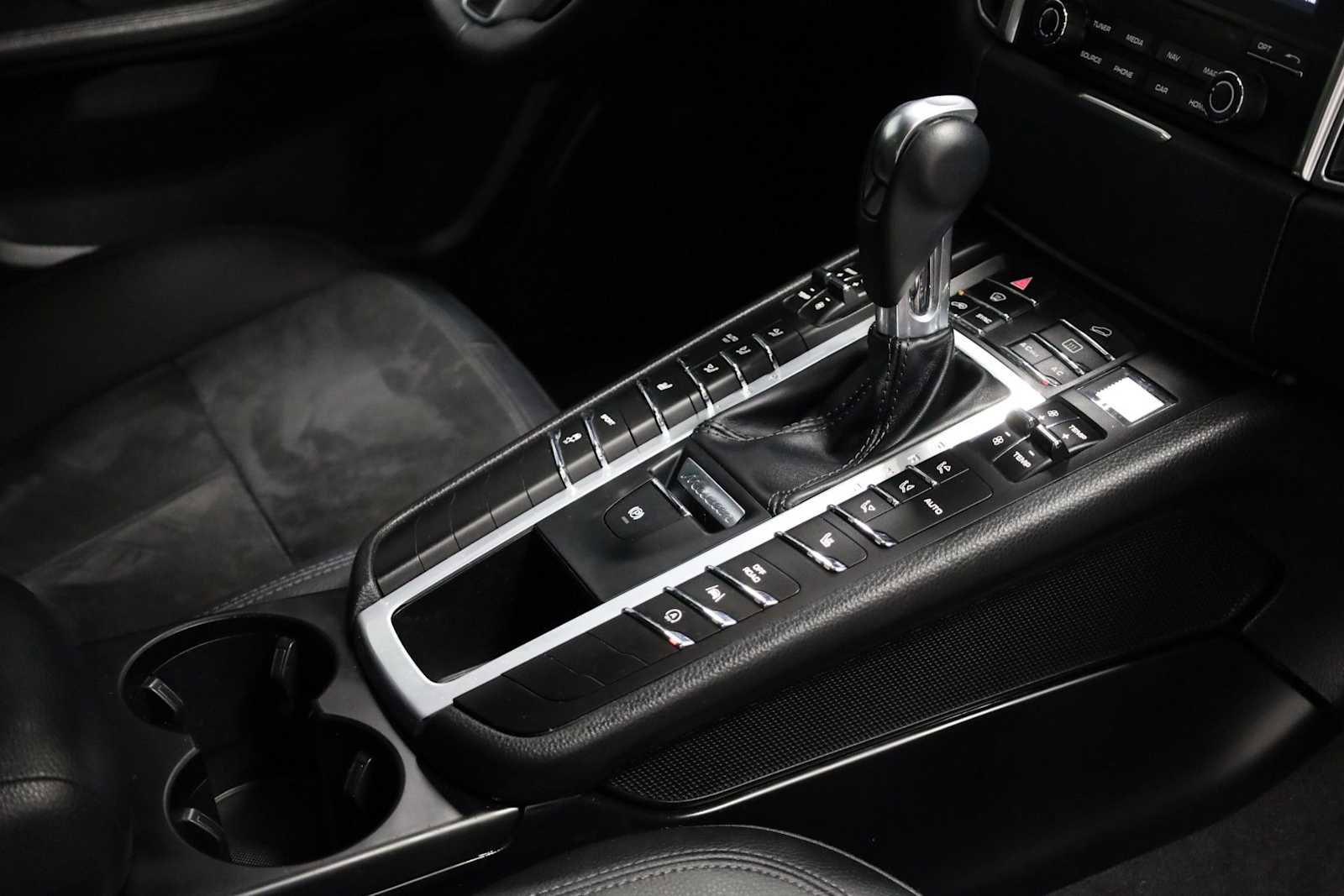 Used 2018 Porsche Macan image 21
