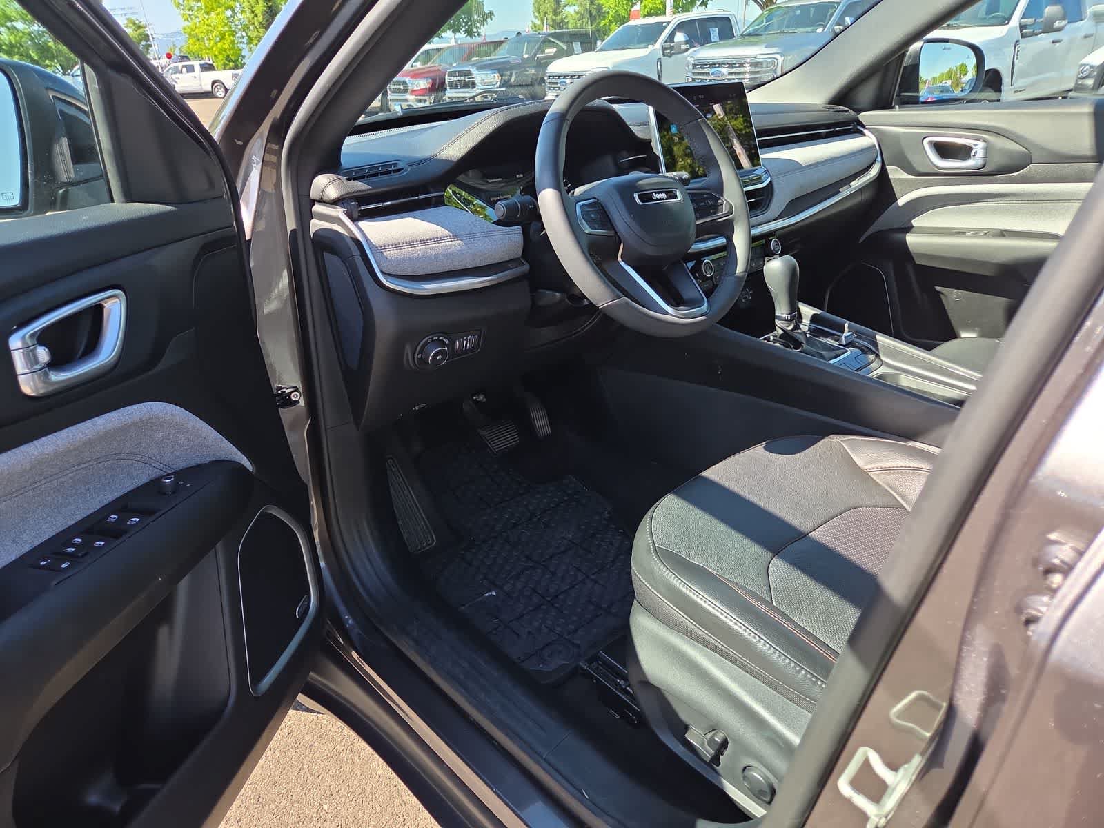 Used 2023 Jeep Compass Latitude w/ Sun and Sound Group AWD/4WD image 10