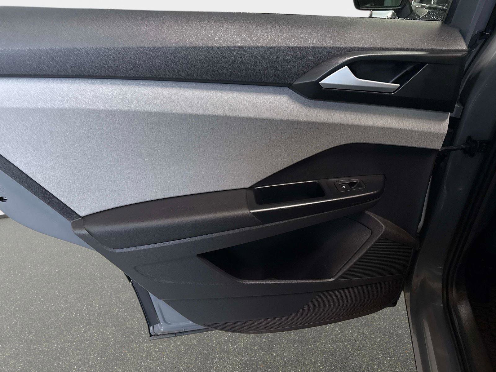 Certified 2022 Volkswagen Taos SE w/ IQ.Drive SE Package image 11