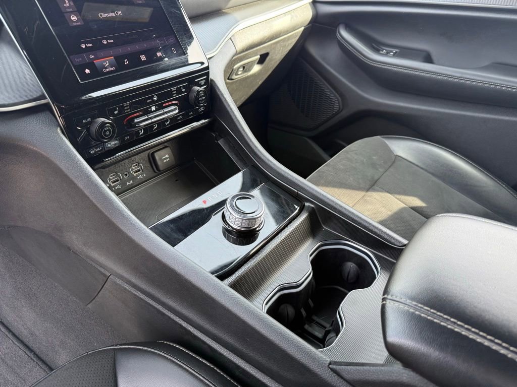 Used 2024 Jeep Grand Cherokee L Laredo image 13