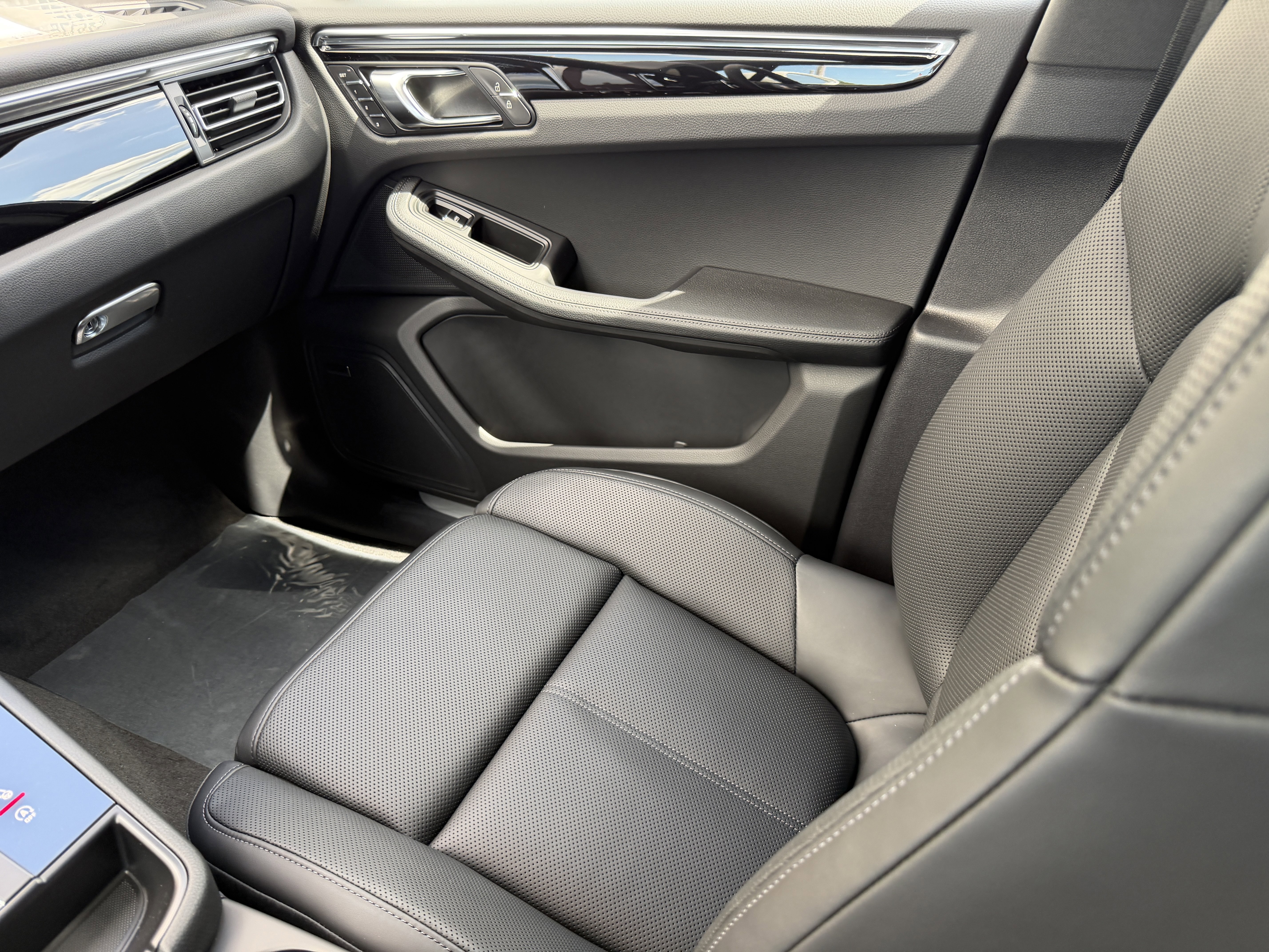 New 2026 Porsche Macan AWD/4WD image 4