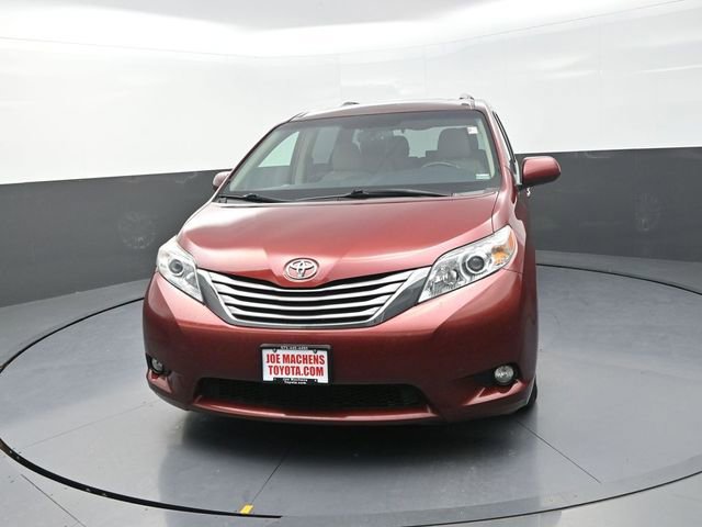 Used 2016 Toyota Sienna XLE image 2
