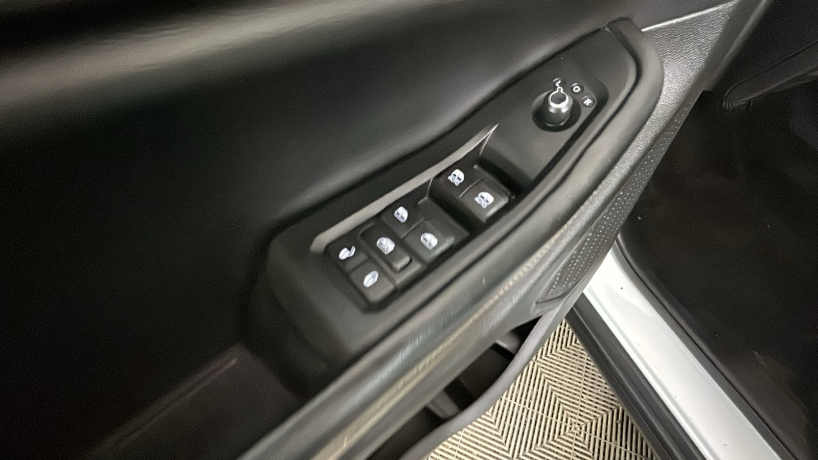 Used 2023 Jeep Grand Cherokee L Altitude AWD/4WD image 13