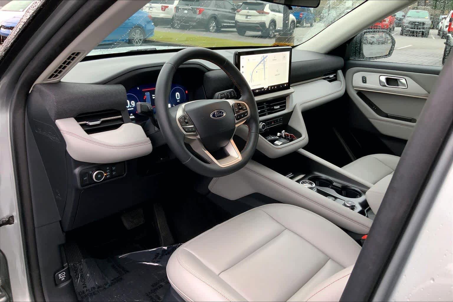 Used 2025 Ford Explorer Active w/ Active Comfort Package RWD image 17