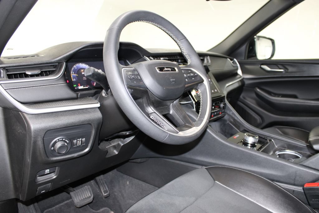 Used 2024 Jeep Grand Cherokee L Altitude AWD/4WD image 17