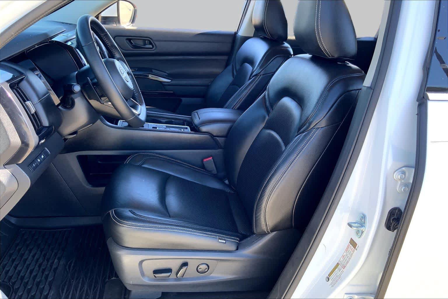 Used 2025 Nissan Pathfinder SV w/ Cargo Package FWD image 8