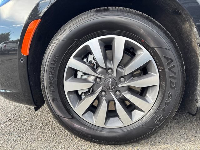 Used 2023 Chrysler Pacifica Limited w/ Uconnect Theater Family Group FWD image 9