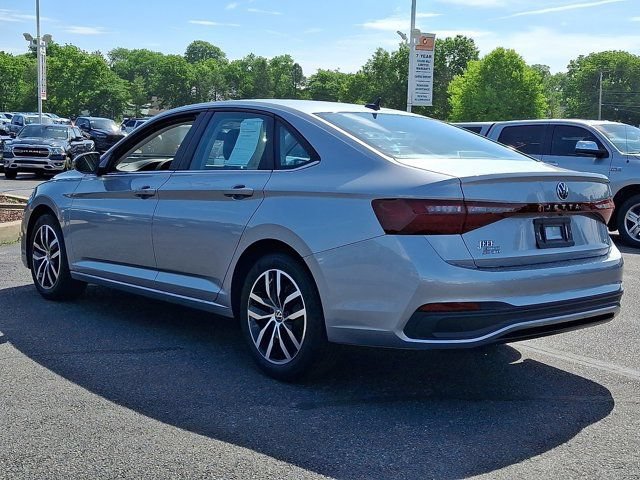 Certified 2025 Volkswagen Jetta SE FWD image 4