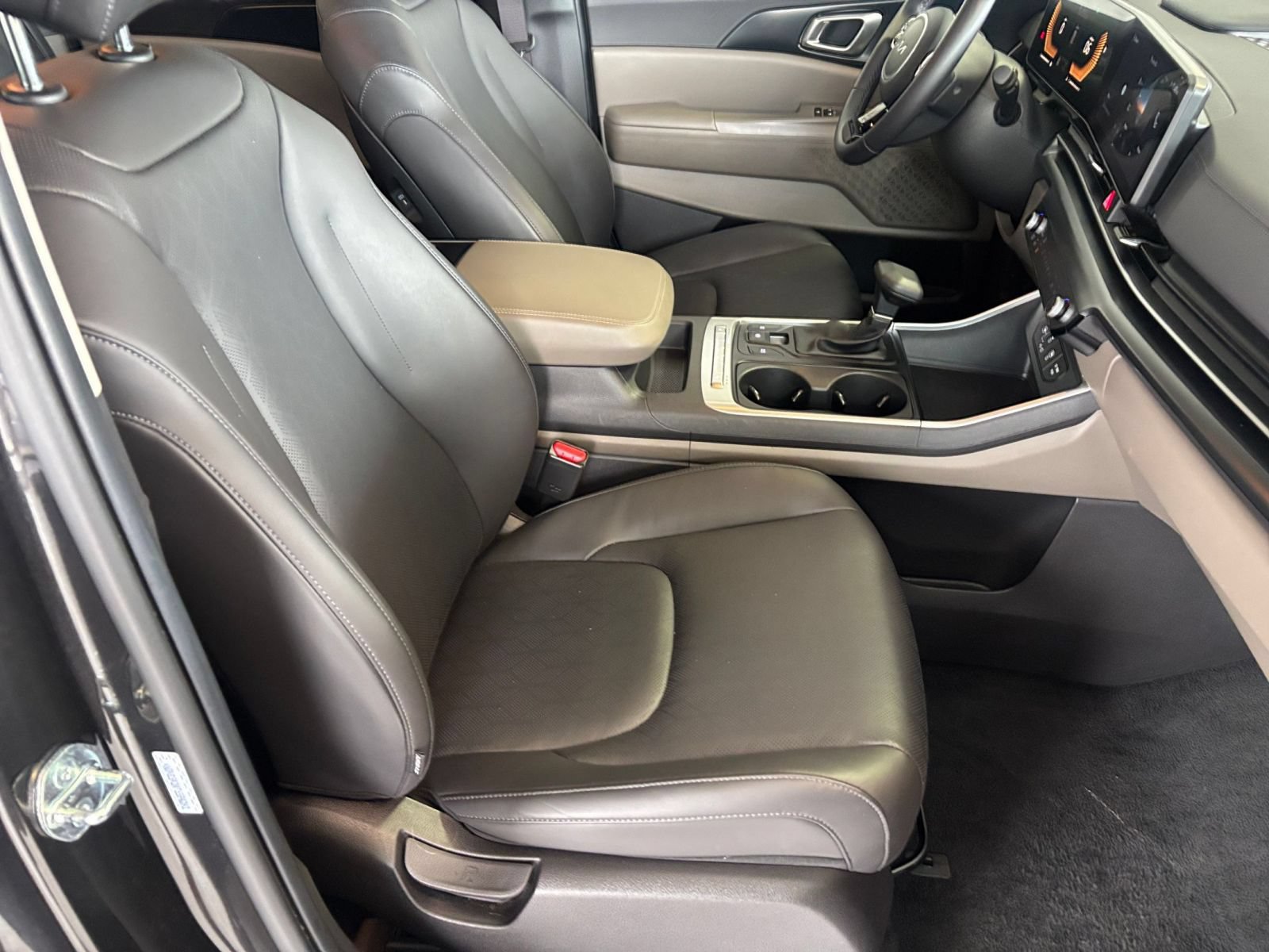 Used 2026 Kia Carnival FWD image 37