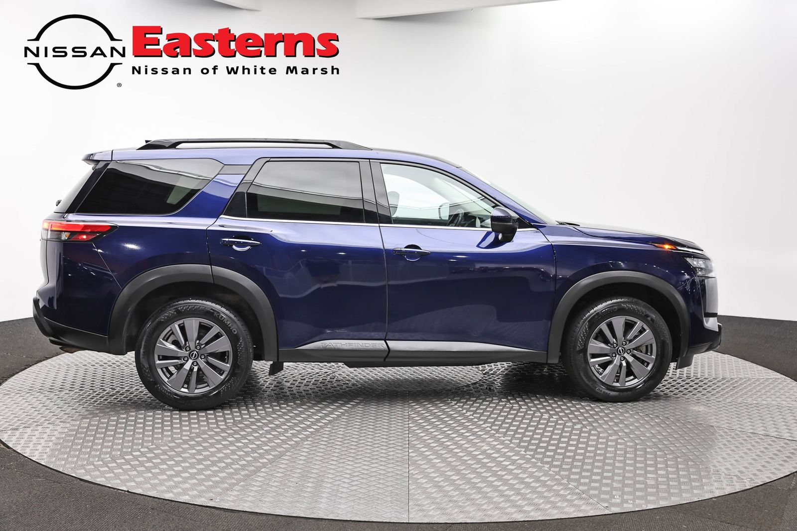 Used 2025 Nissan Pathfinder SV FWD image 3