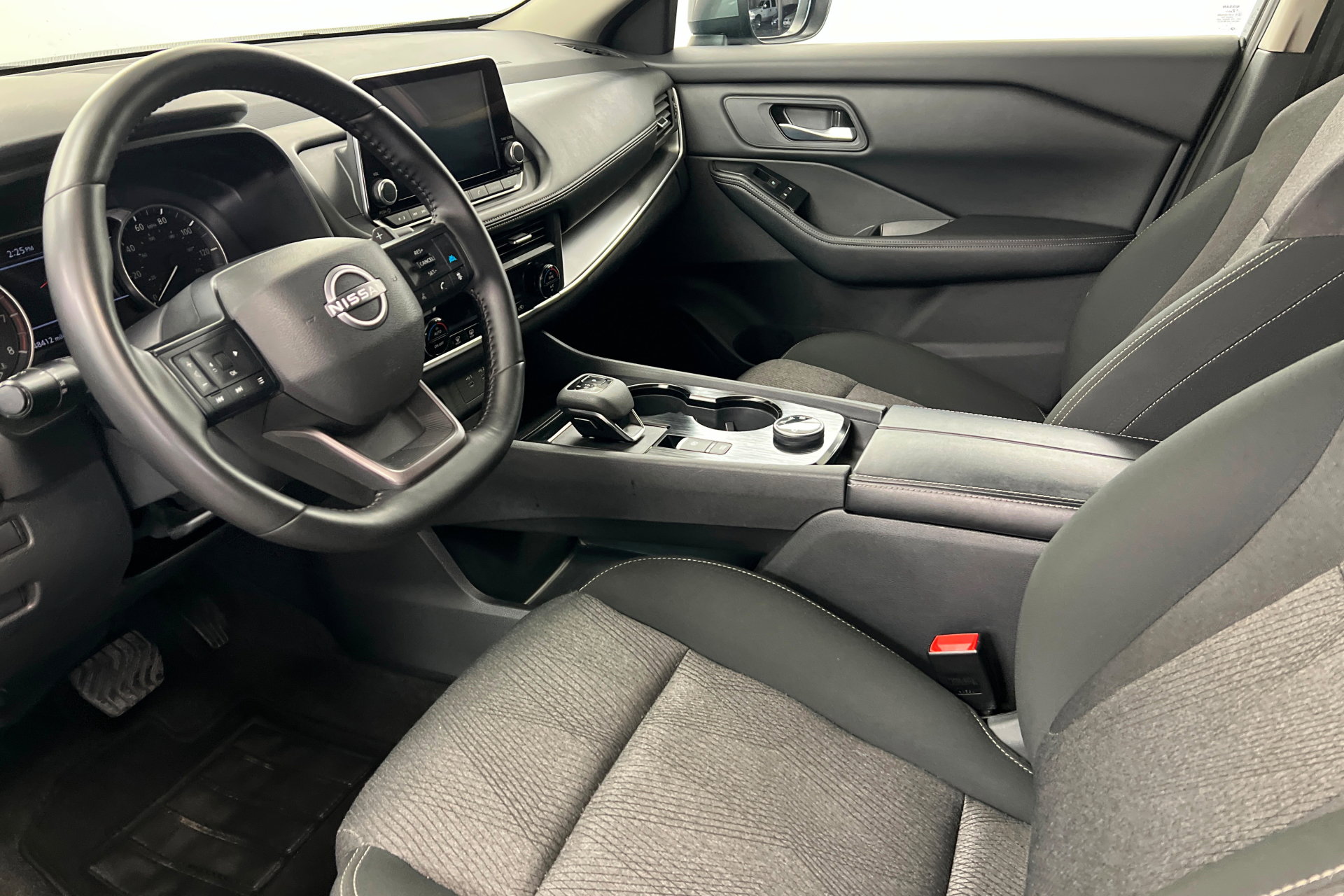 Used 2025 Nissan Rogue SV image 16