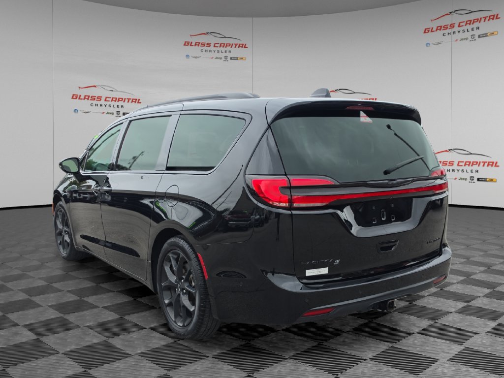 Used 2024 Chrysler Pacifica Limited w/ S Appearance Package FWD image 5