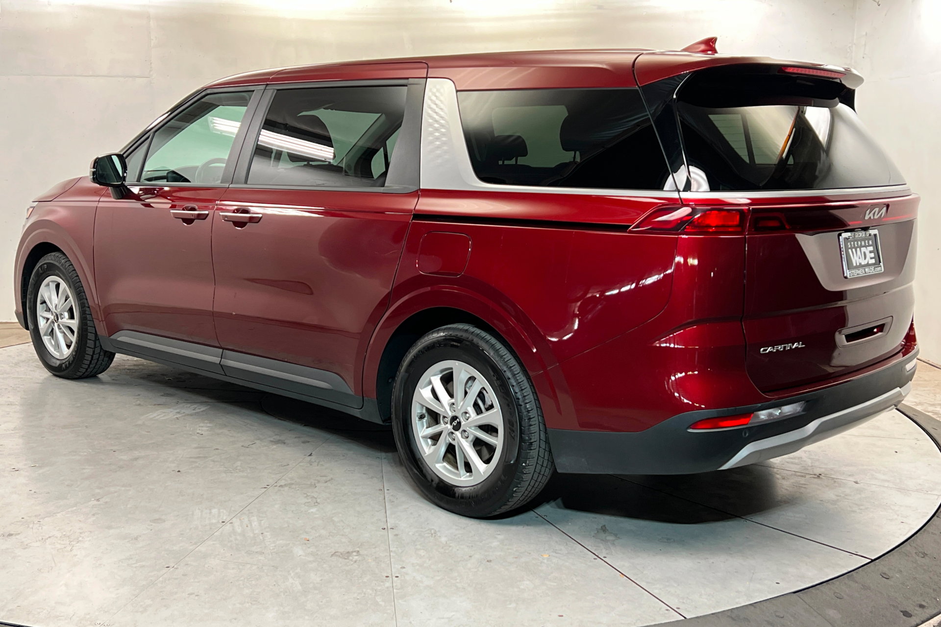 Used 2024 Kia Carnival LX image 3