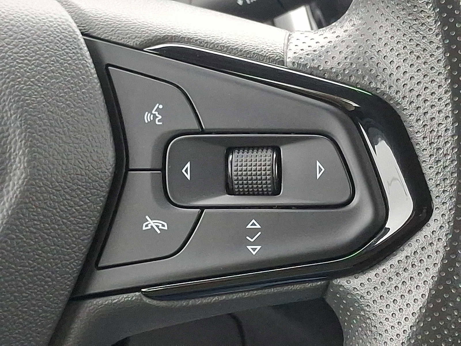 Used 2023 Chevrolet Bolt EUV LT FWD image 23