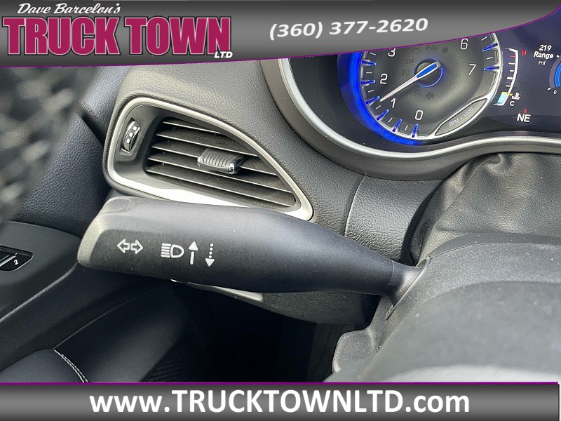 Used 2025 Chrysler Pacifica Select FWD image 18