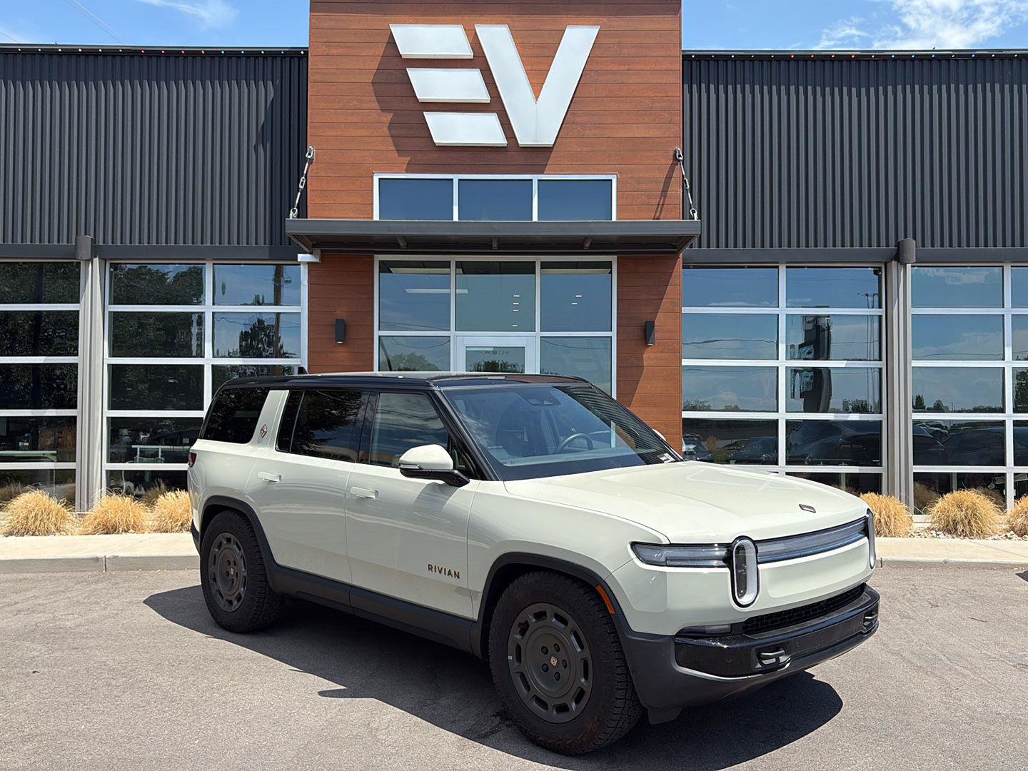 Used 2025 Rivian R1S Adventure AWD/4WD video 1
