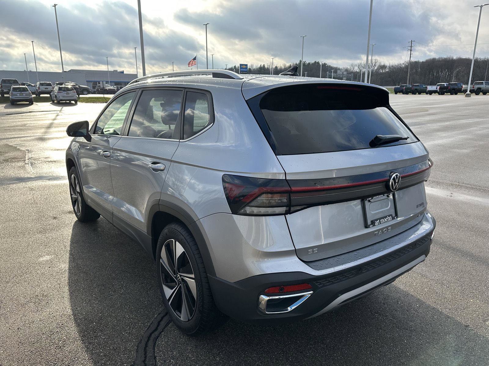 Used 2025 Volkswagen Taos SE AWD/4WD image 3