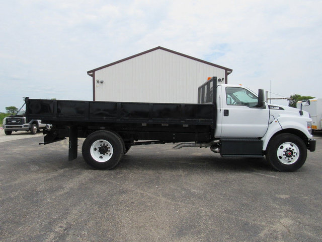 Used 2022 Ford F750 2WD Regular Cab Super Duty image 2