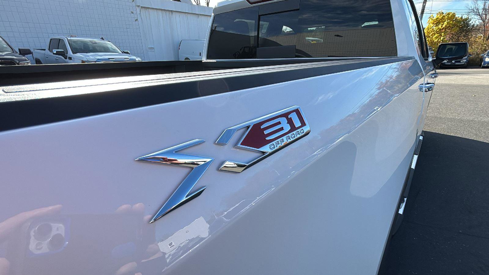 New 2026 GMC Sierra 1500 SLT w/ SLT Convenience Package image 9