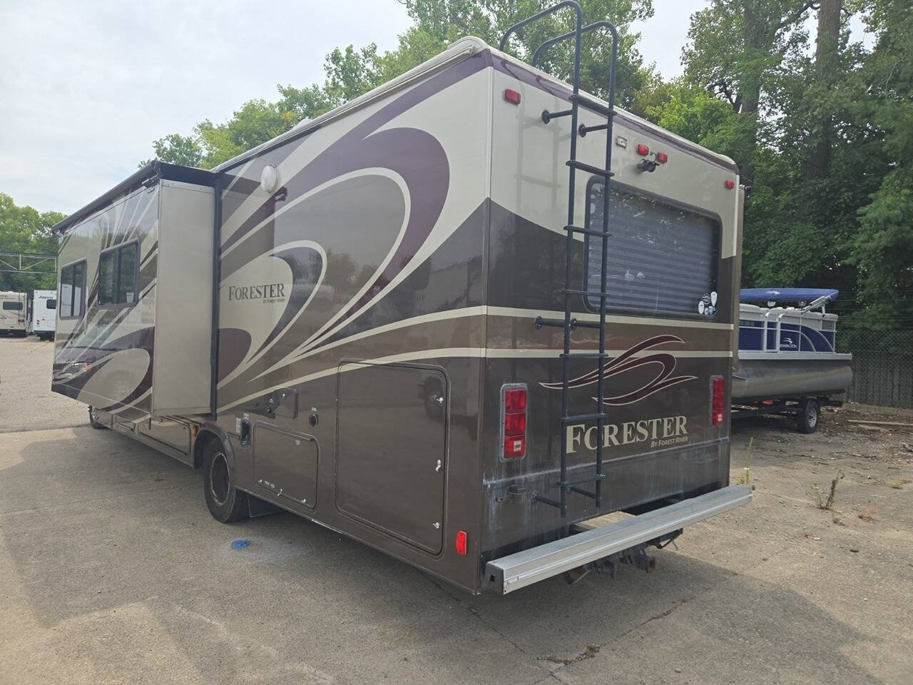 Used 2011 Ford E-450 and Econoline 450 Super Duty w/ Motorhome Prep Pkg RWD image 4