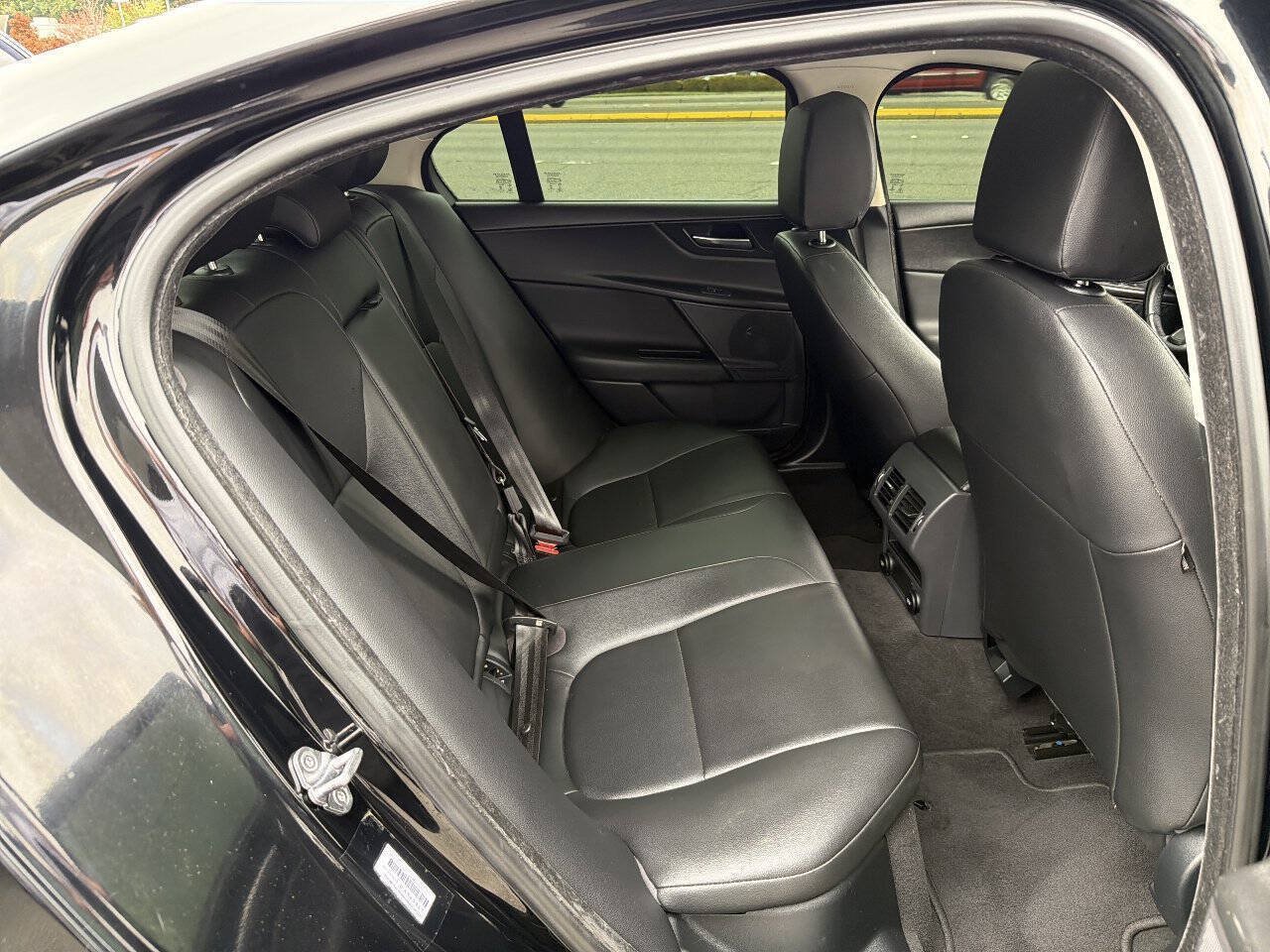Used 2017 Jaguar XE RWD image 21