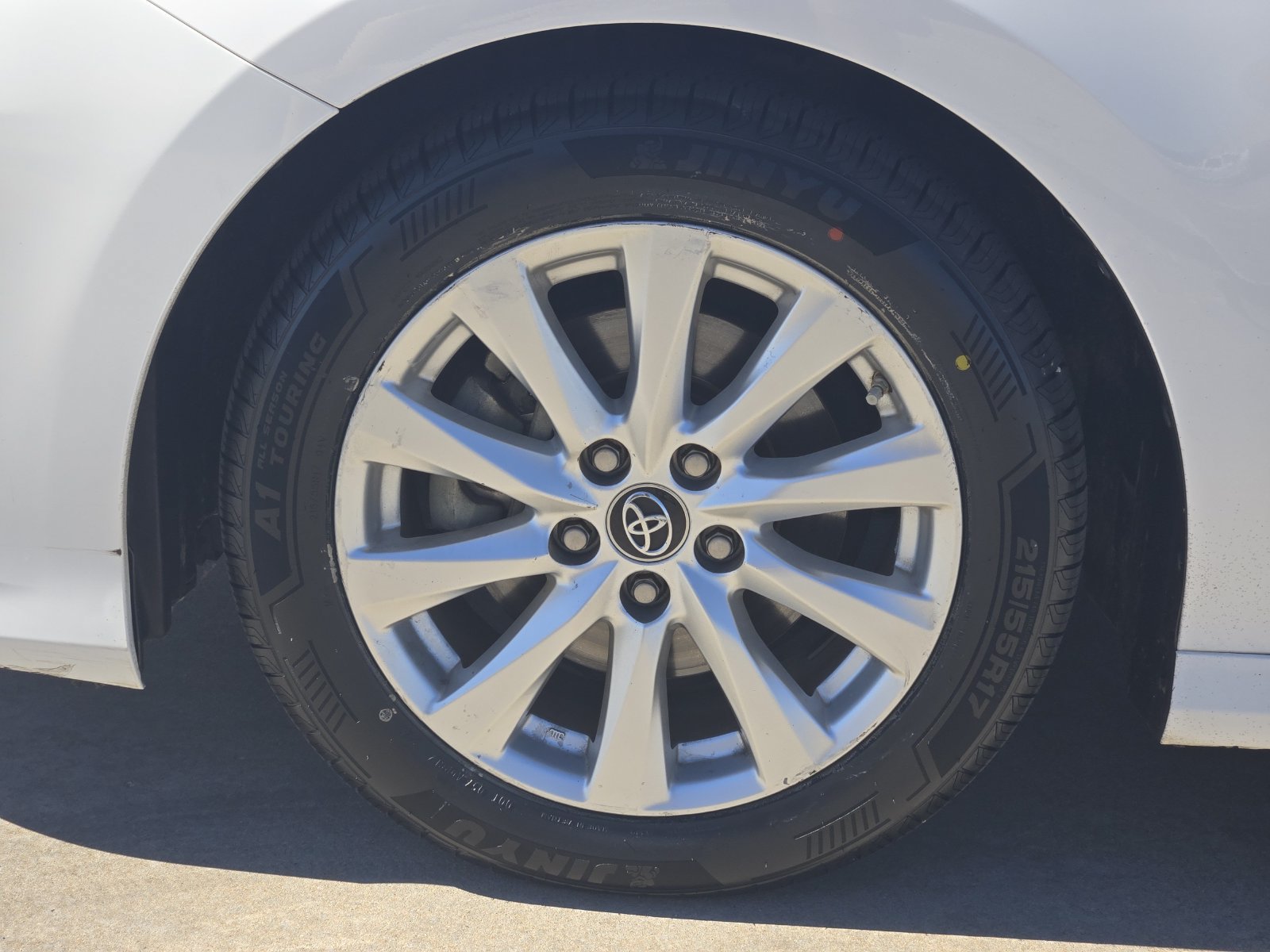 Used 2018 Toyota Camry LE FWD image 14