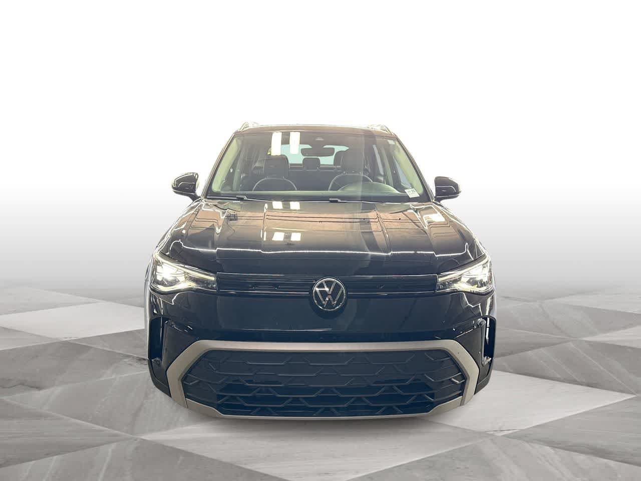 Used 2025 Volkswagen Taos SE w/ Panoramic Sunroof Package FWD image 3