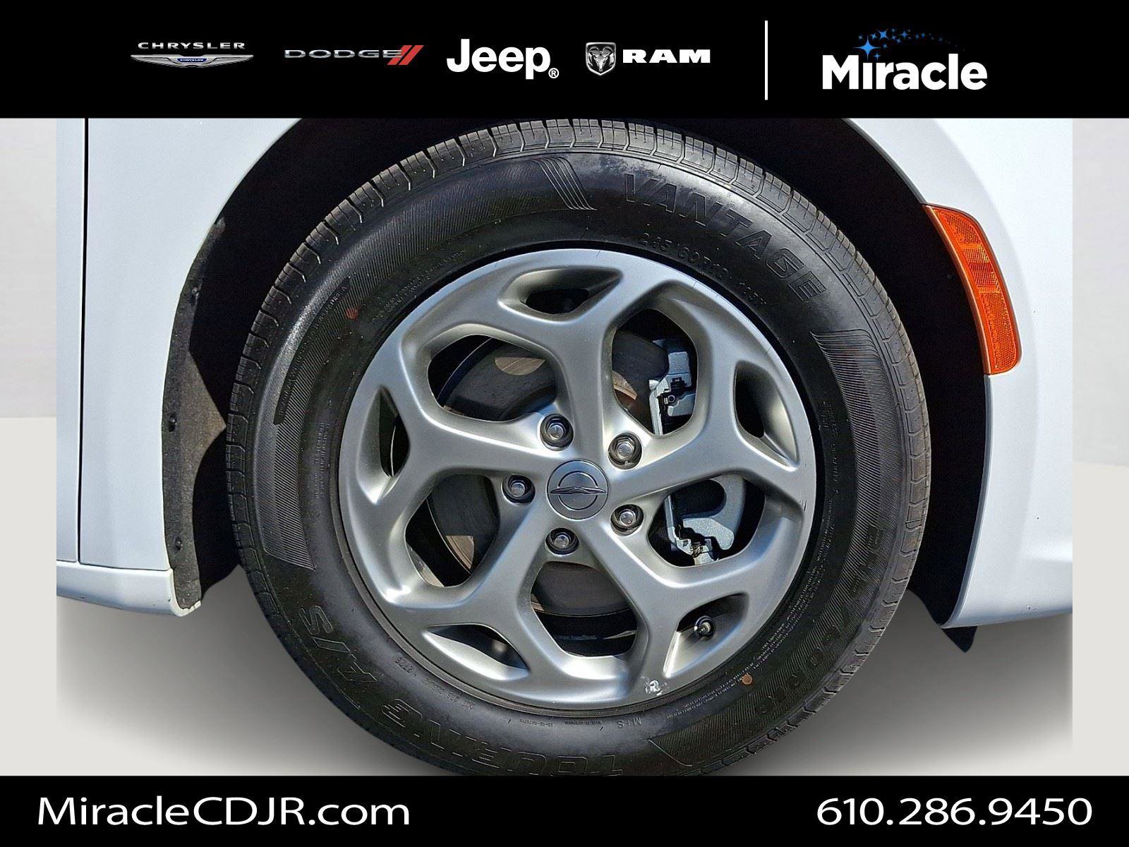 Certified 2024 Chrysler Pacifica Limited FWD image 8