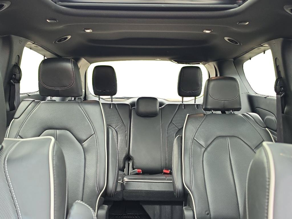 Used 2025 Chrysler Pacifica Limited FWD image 18