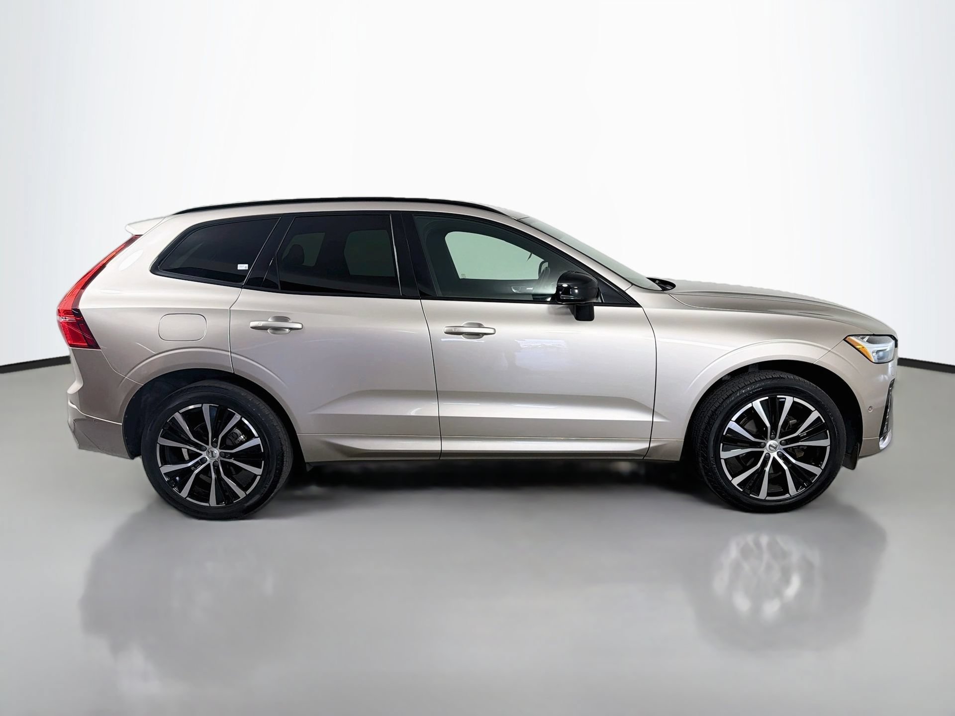 Certified 2023 Volvo XC60 B5 Ultimate w/ Climate Package AWD/4WD image 5