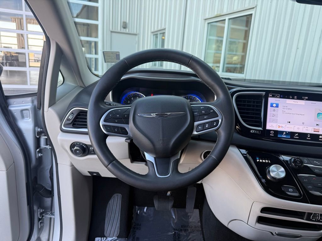 Used 2024 Chrysler Pacifica Touring-L image 13