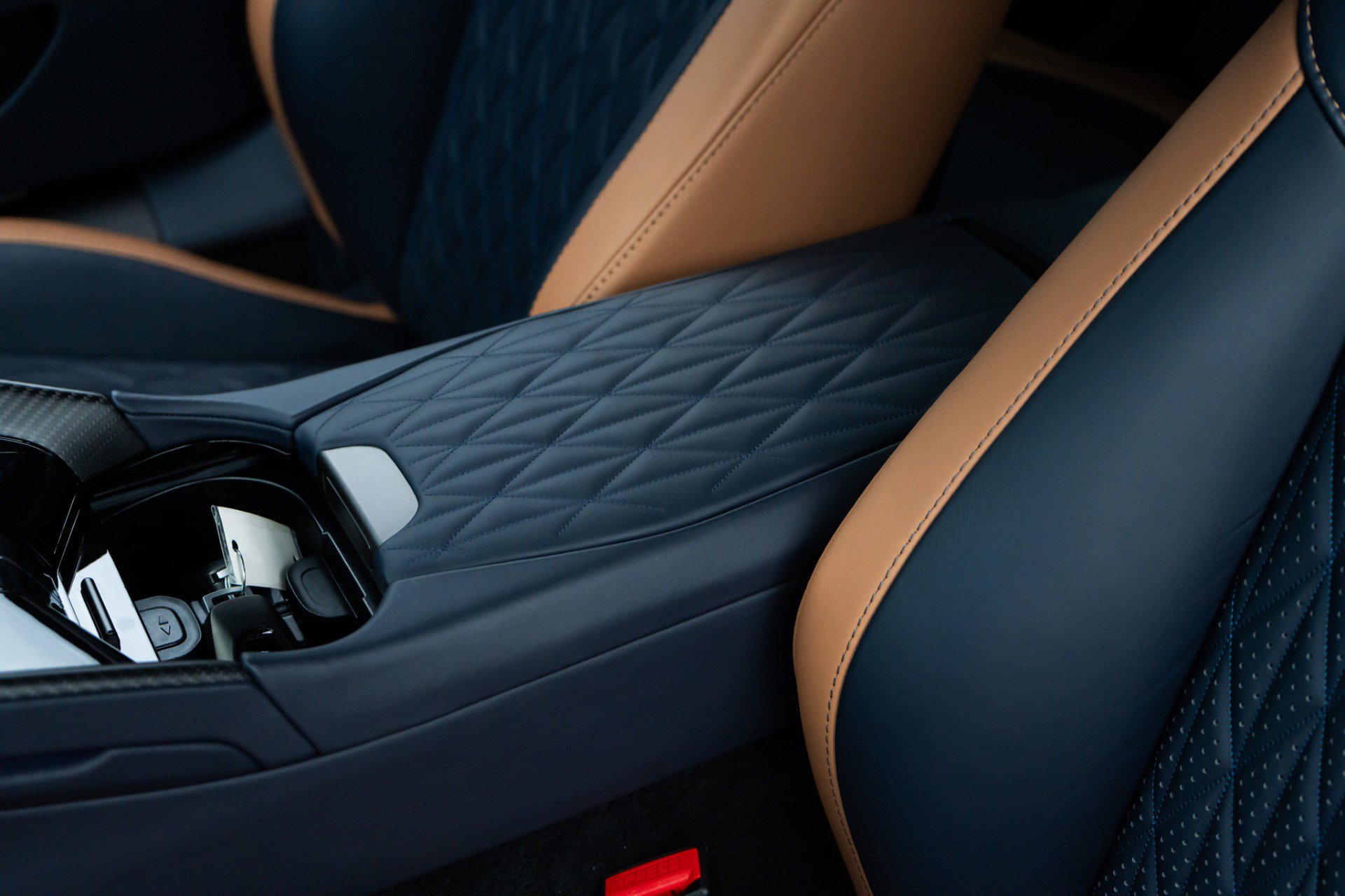 Used 2024 Aston Martin DB12 Coupe RWD image 21