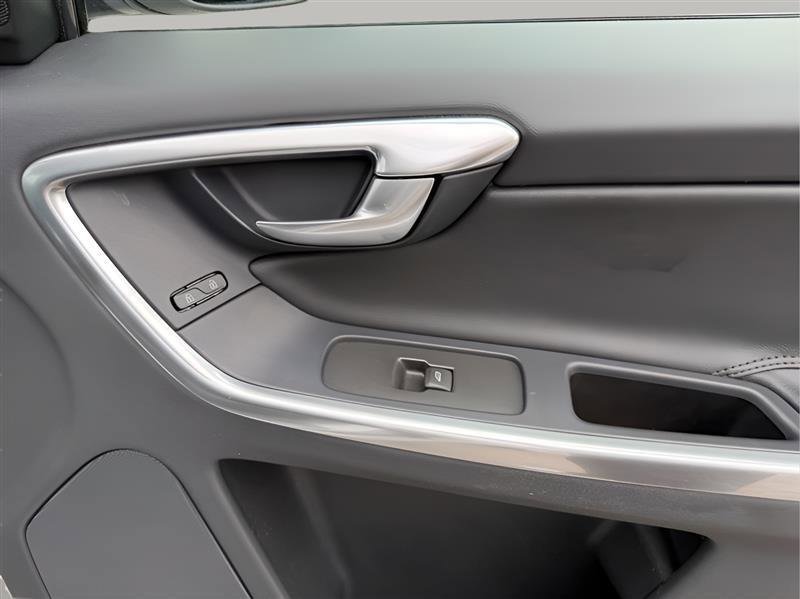 Used 2015 Volvo XC60 T5 Platinum FWD image 32
