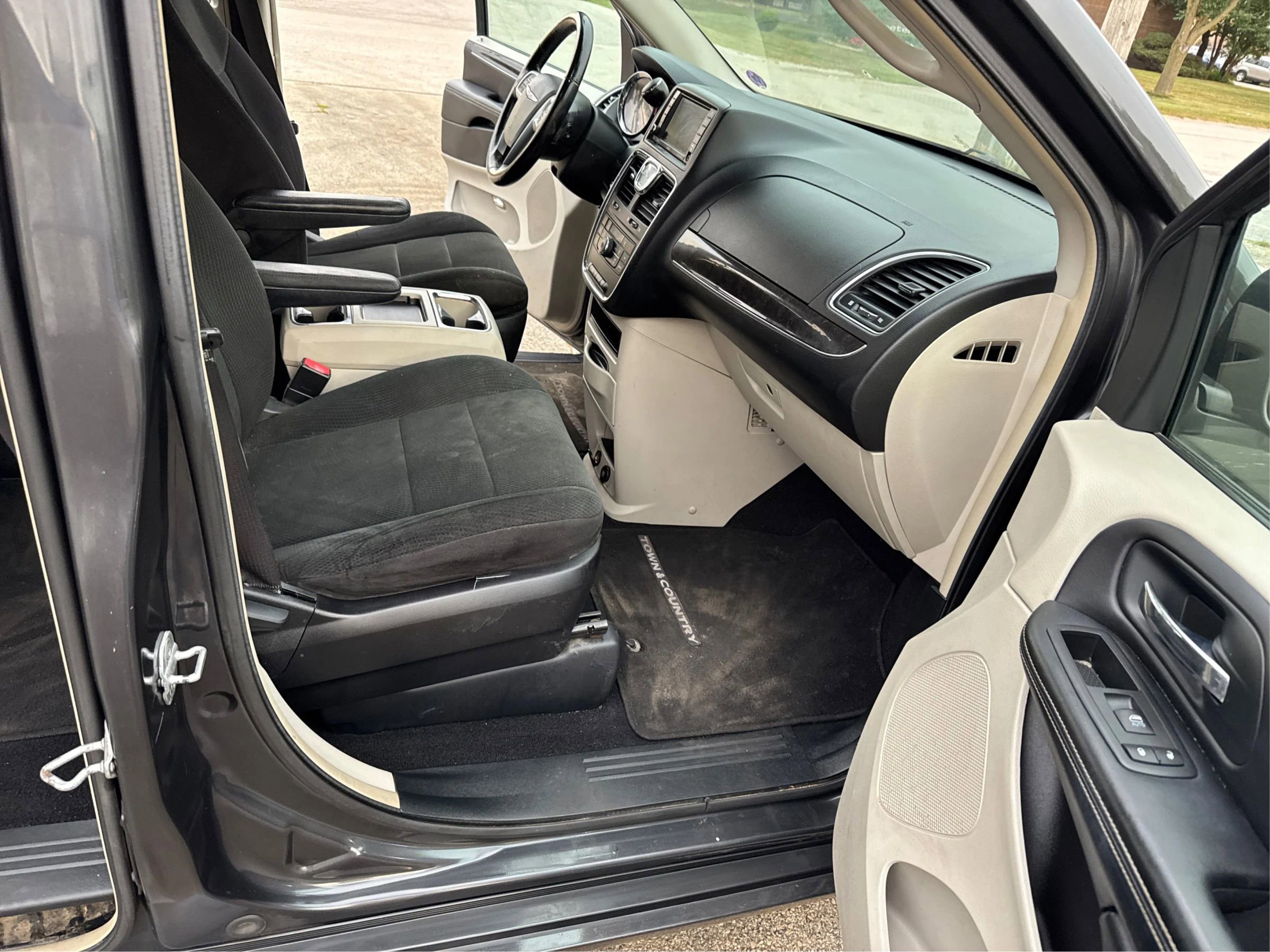 Used 2012 Chrysler Town & Country Touring image 23