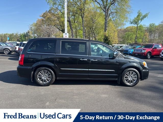 Used 2014 Chrysler Town & Country Touring-L w/ Trailer Tow Group FWD image 9