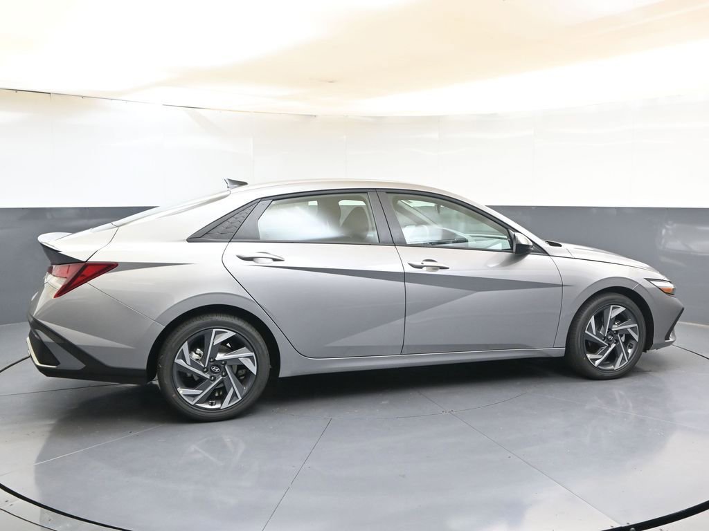Certified 2025 Hyundai Elantra Sport FWD image 6