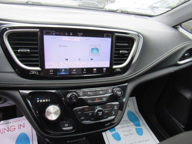 Used 2023 Chrysler Pacifica Touring FWD image 19