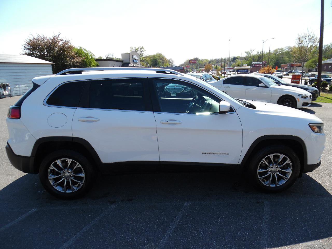 Used 2019 Jeep Cherokee Latitude Plus w/ Cold Weather Group AWD/4WD image 7