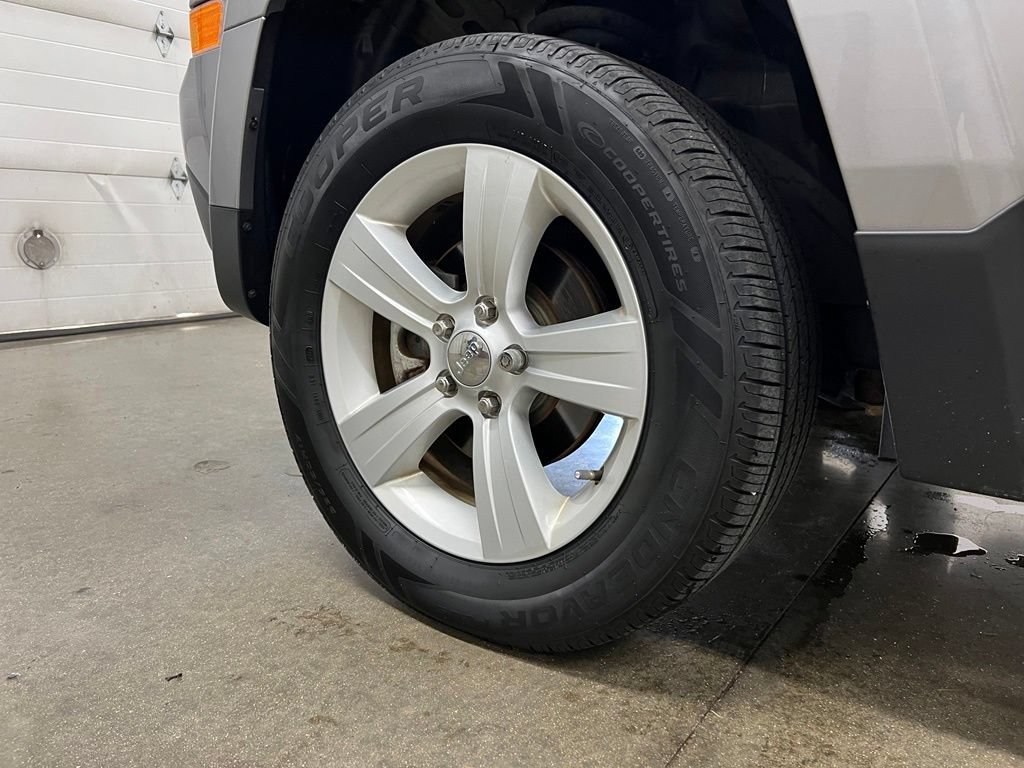 Used 2016 Jeep Patriot Latitude AWD/4WD image 13