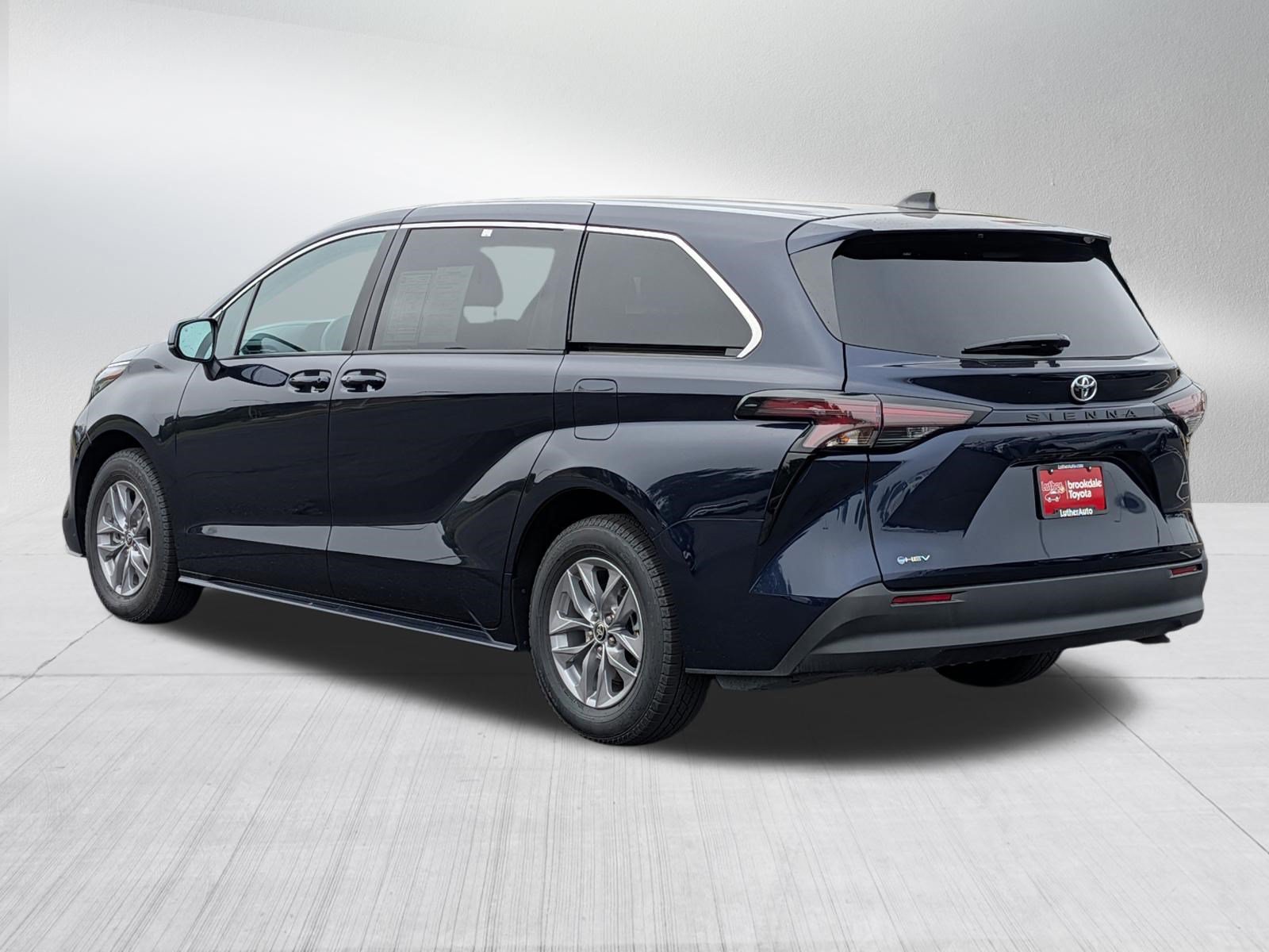 Certified 2026 Toyota Sienna LE FWD image 5
