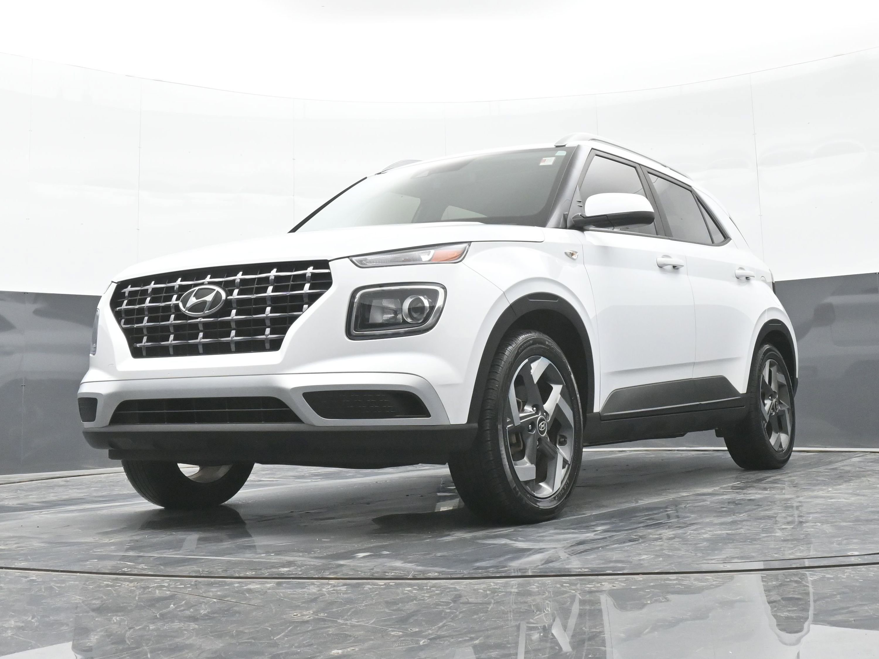 Certified 2022 Hyundai Venue SEL image 40