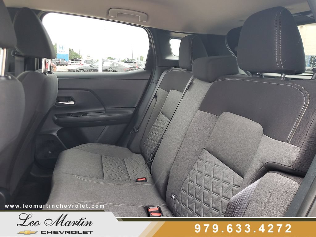 Used 2025 Nissan Kicks SV FWD image 8
